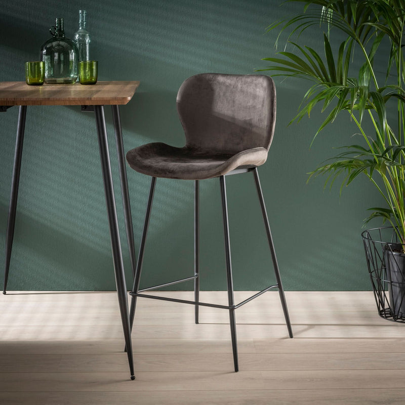 Se billigt tilbud på Blues- 4 Barstole i antracit grå velour og metal! Udsalg på 3-nordic. Hurtig levering: 1-2 hverdage. Spar op til 53%.