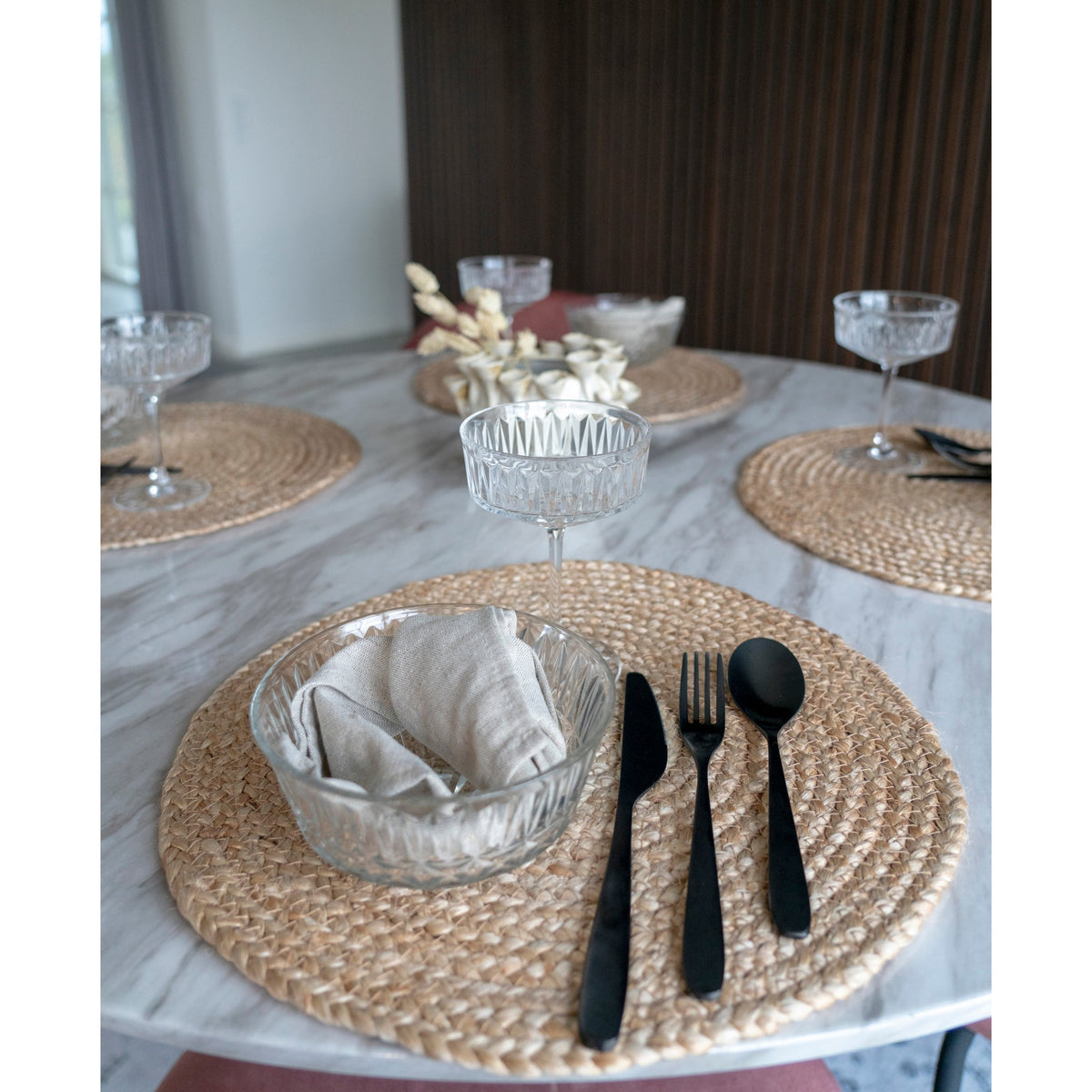 Se Bombay - Rund dækkeserviet i flettet natur jute S/4 Ø38 cm - 4 stk. ❤ Kæmpe udvalg i House Nordic - Køb online på udsalg og tilbud lige nu ❤ Billig fragt • Hurtig levering - Varenummer: Bolig&Haven-42449263984892 og barcode / Ean: 5713917010738 på lager - Udsalg på Op til 57% rabat - Kendte mærker på udsalg – over 1.329 brands