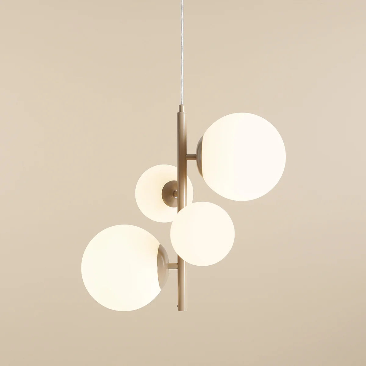 Se Dizzy - Loftlampe i beigefarvet metal og hvidt glas ❤ Kæmpe udvalg i 3-nordic - Køb online på udsalg og tilbud lige nu ❤ Billig fragt og hurtig levering - Varenummer: 3-nordic-8751 og barcode / Ean: på lager - Udsalg på Lamper - Loftlamper - pendler - Hjørnelamper Få op til 69% i rabat - Over 1.798 brands samlet på udsalg