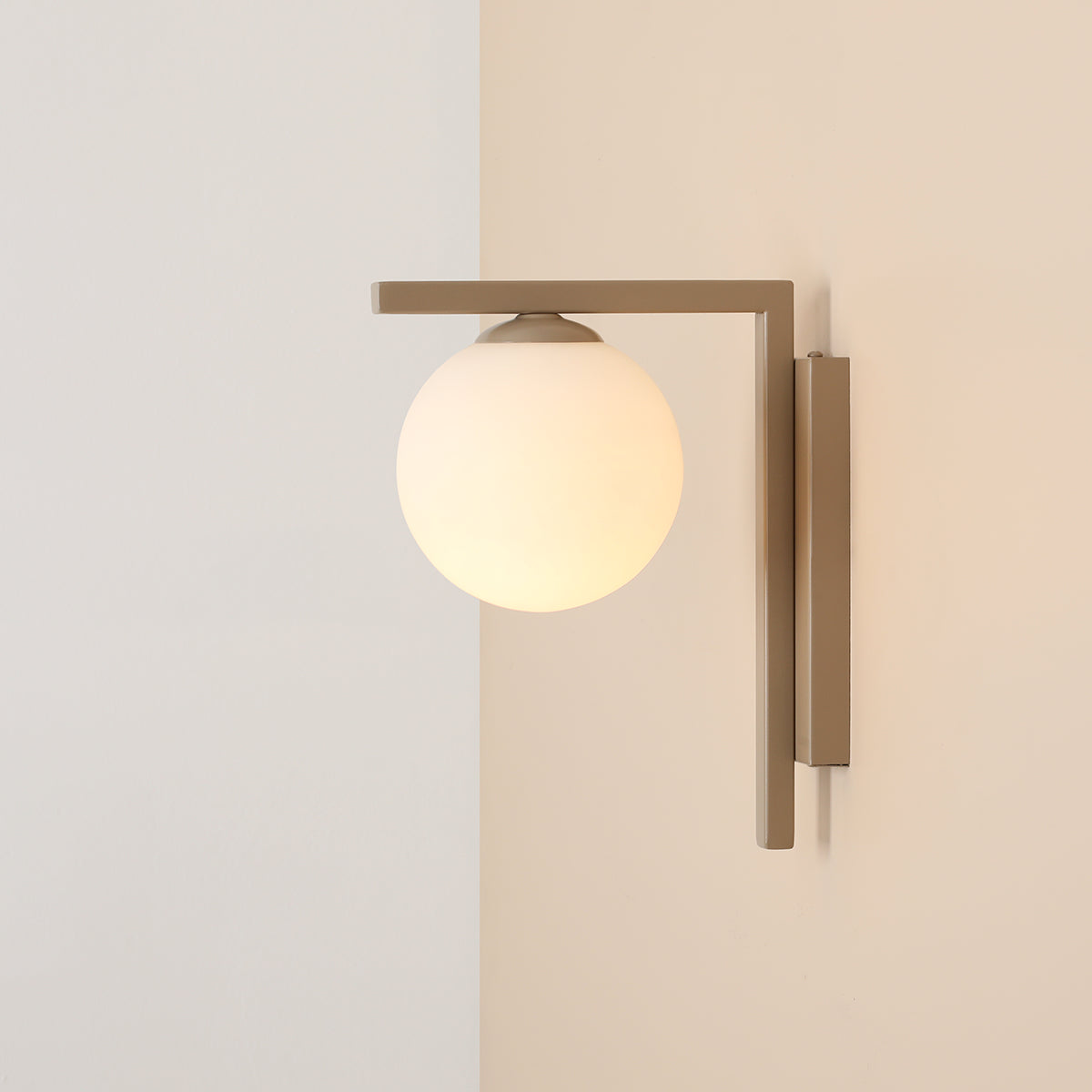 Se Moma - Væglampe i beige metal og hvidt glas ❤ Kæmpe udvalg i 3-nordic - Køb online på udsalg og tilbud lige nu ❤ Lav fragtpris og hurtig levering - Varenummer: 3-nordic-8698 og barcode / Ean: på lager - Udsalg på Lamper - Væglamper Få op til 67% i rabat - Over 1.798 brands samlet på udsalg