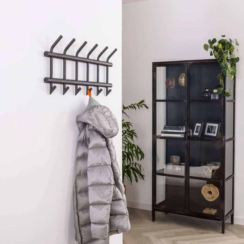 Se tilbud på Tubs knagerække i mat grå stål, 8 knager, 90 cm bredde. Billigt udsalg! Hurtig levering, 1-2 hverdage. Varenummer: 3NDC-2902. Over 1150 brands på udsalg.