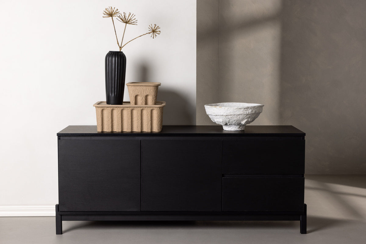 Se Venture Home - Skænk - Sort, MDF, 138x56x40cm ❤ Kæmpe udvalg i Venture Home - Køb online på udsalg og tilbud lige nu ❤ Lav fragtpris og hurtig levering - Varenummer: Bolig&Haven-49495091249482 og barcode / Ean: 7340206963918 på lager - Udsalg på Store besparelser – op til 67% - Udsalg på mere end 2.281 populære mærker