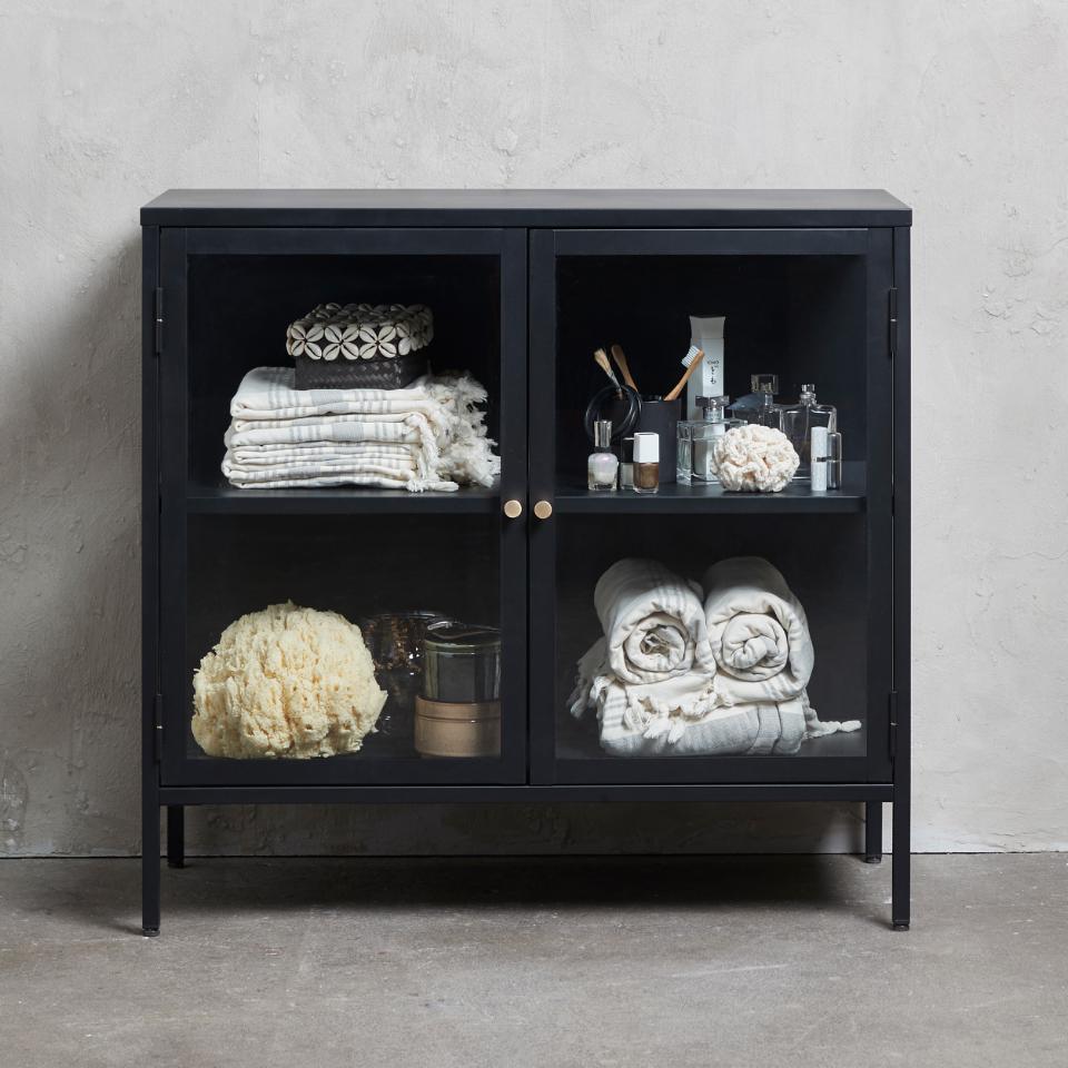 Se Carmel Skænk 90 cm - Sort Metal med 2 Glaslåger ❤ Kæmpe udvalg i Unique furniture - Køb online på udsalg og tilbud lige nu ❤ Lav fragtpris og hurtig levering - Varenummer: Bolig&Haven-53109270806858 og barcode / Ean: 5704745089539 på lager - Udsalg på Op til 57% rabat - Kendte mærker på udsalg – over 1.329 brands