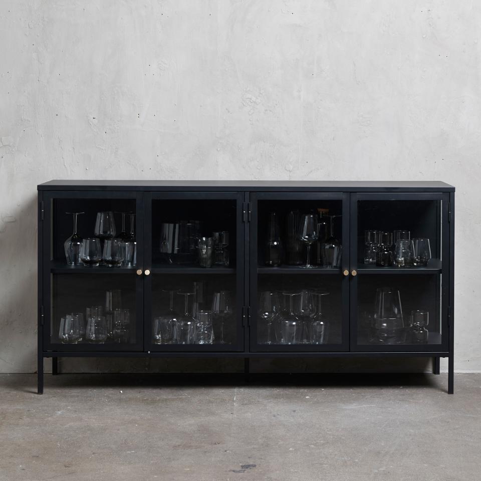 Se Carmel Skænk - Sort Metal med 4 Glaslåger, 170x85x40cm ❤ Kæmpe udvalg i Unique furniture - Køb online på udsalg og tilbud lige nu ❤ Meget billig fragt og hurtig levering - Varenummer: Bolig&Haven-53109271003466 og barcode / Ean: 5704745093376 på lager - Udsalg på Spar stort – op til 71% - Over 2.739 kendte brands på stort udsalg