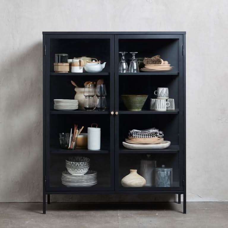 Se billigt tilbud på Yoho skab i glas og metal, 140 cm høj. Udsalg på reoler og skabe. Spar op til 61%. Hurtig levering, 1-2 hverdage. Over 1112 brands på udsalg.