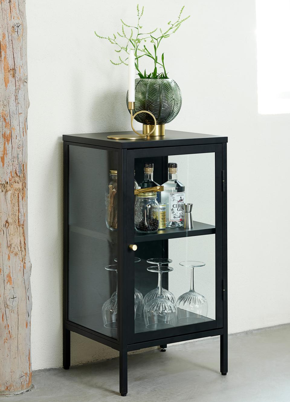 Se Carmel Skænk 45 cm - Sort Metal med Glaslåge ❤ Kæmpe udvalg i Unique furniture - Køb online på udsalg og tilbud lige nu ❤ Super billig fragt og lynhurtig levering - Varenummer: Bolig&Haven-53109270774090 og barcode / Ean: 5704745095752 på lager - Udsalg på Spar helt op til 79% - Stort udsalg på over 739 brands