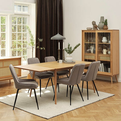 Se tilbud på Rota spisebord i eg, 90 x 150 cm. Billigt udsalg! Hurtig levering: 1-2 hverdage. Varenummer: 3NDC-4026-5872. På lager.