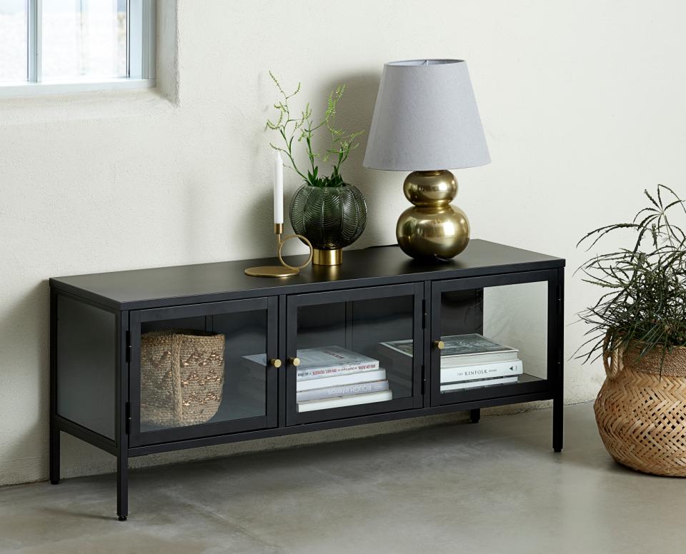 Se Carmel TV-bord - Sort Metal med Glaslåger, 132x40x52cm ❤ Kæmpe udvalg i Unique furniture - Køb online på udsalg og tilbud lige nu ❤ Billig fragt og hurtig levering - Varenummer: Bolig&Haven-53109271101770 og barcode / Ean: 5704745101699 på lager - Udsalg på Op til 63% rabat - Over 1.329 brands på online udsalg