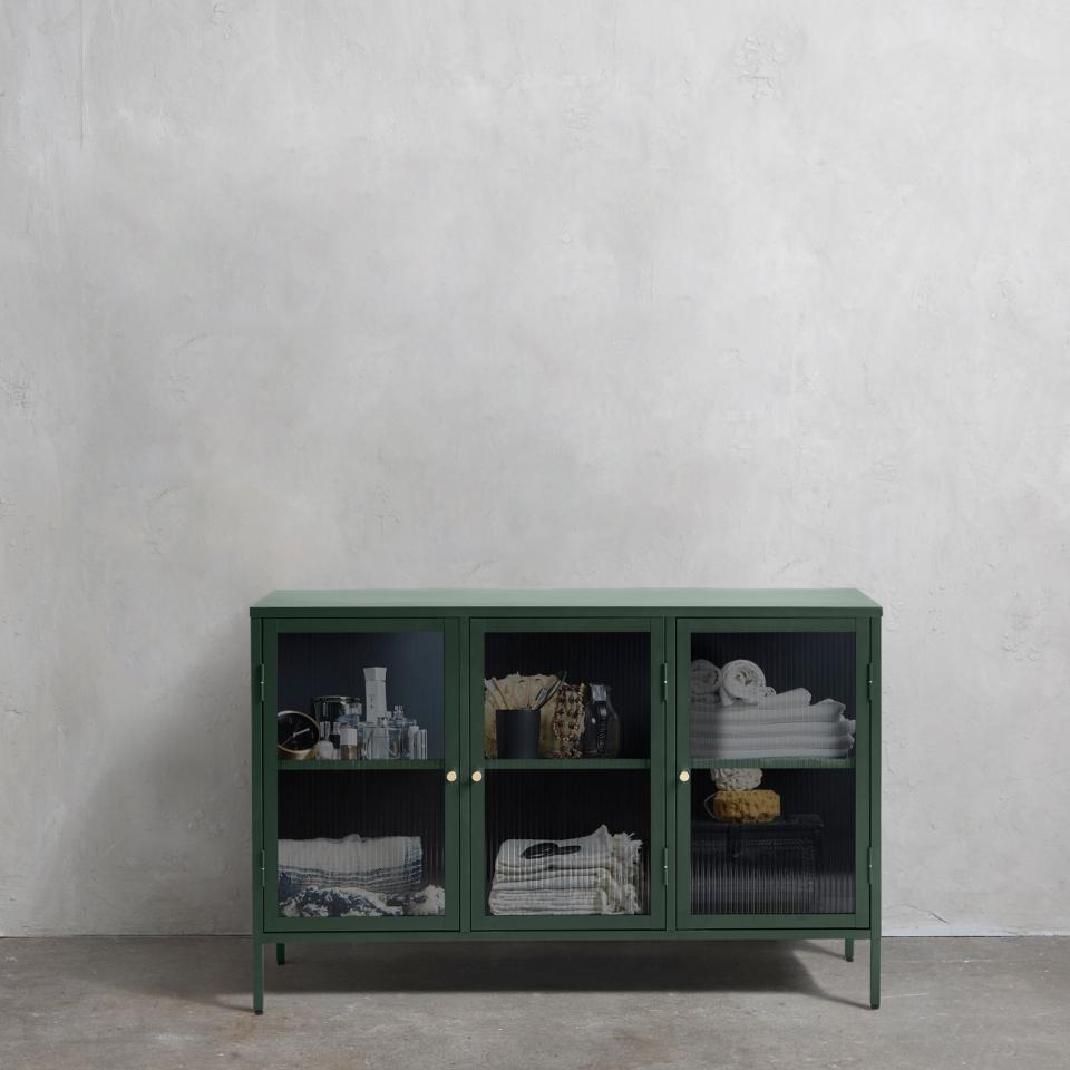 Se Bronco skænk 3 sektioner, grøn metal, guldfarvet greb ❤ Kæmpe udvalg i Unique furniture - Køb online på udsalg og tilbud lige nu ❤ Super billig fragt og lynhurtig levering - Varenummer: Bolig&Haven-53109269430602 og barcode / Ean: 5704745111308 på lager - Udsalg på Store besparelser – op til 67% - Shop over 2.281 kendte brands på udsalg