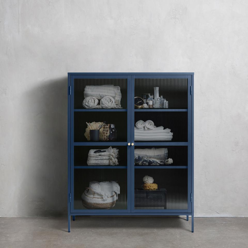Se Bronco vitrineskab, blå metal, guldfarvet greb,140x11x40cm ❤ Kæmpe udvalg i Unique furniture - Køb online på udsalg og tilbud lige nu ❤ Lav fragtpris og hurtig levering - Varenummer: Bolig&Haven-53109269102922 og barcode / Ean: 5704745103181 på lager - Udsalg på Store besparelser – op til 77% - Spar stort på mere end 2.739 brands