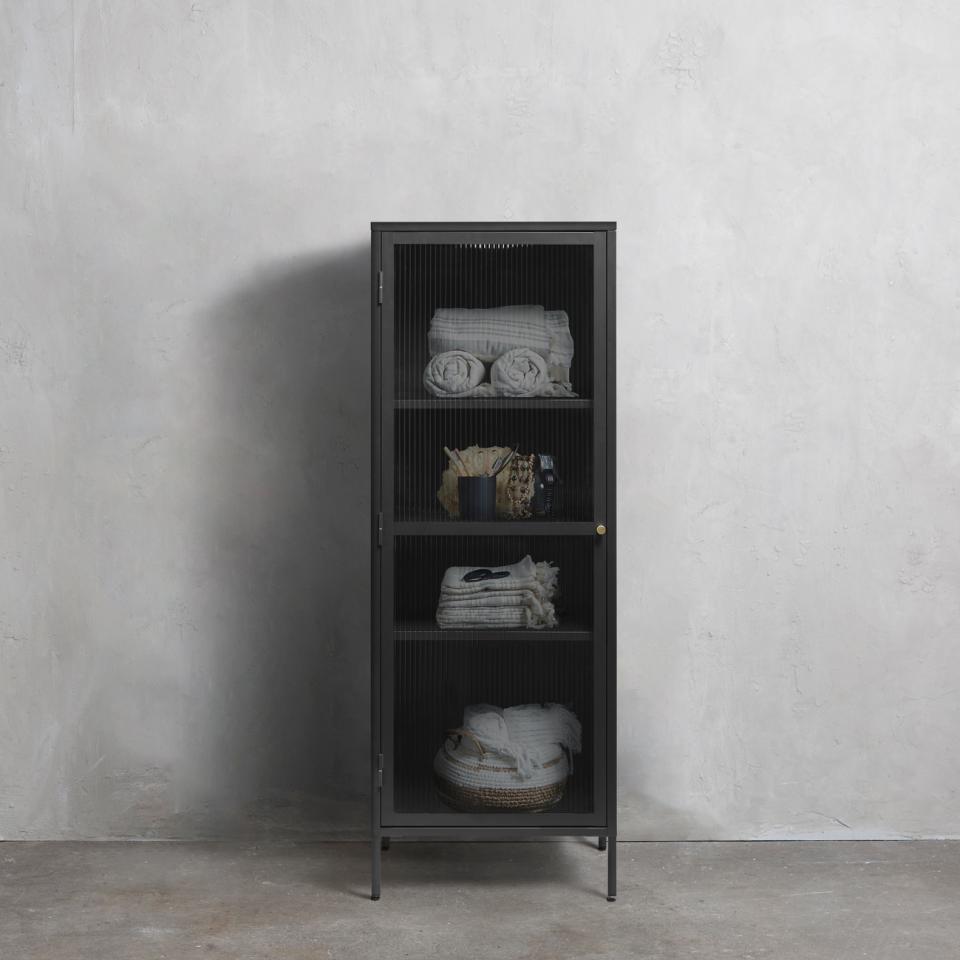 Se Bronco glasskab - sort metal, guldfarvet greb, 160x58x40cm ❤ Kæmpe udvalg i Unique furniture - Køb online på udsalg og tilbud lige nu ❤ Billig fragt og hurtig levering - Varenummer: Bolig&Haven-53109269692746 og barcode / Ean: 5704745111377 på lager - Udsalg på Store besparelser – op til 71% - Udsalg på mere end 2.281 populære mærker