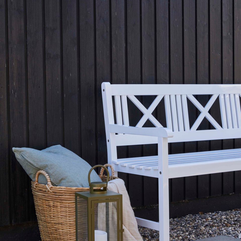 Se Croix - Havebænk i hvid højglans mahogni, bredde 150 cm. ❤ Kæmpe udvalg i 3-nordic - Køb online på udsalg og tilbud lige nu ❤ Meget billig fragt og hurtig levering - Varenummer: 3-nordic-8534 og barcode / Ean: på lager - Udsalg på Haven - Havemøbler - Siddemøbler til haven - Bænke og sofaer Spar stort – op til 71% - Over 2.739 kendte brands på stort udsalg