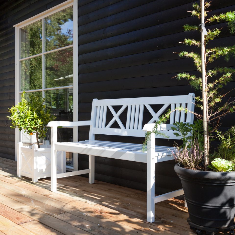 Se Croix - Havebænk i hvid højglans mahogni, bredde 120 cm. ❤ Kæmpe udvalg i 3-nordic - Køb online på udsalg og tilbud lige nu ❤ Billig fragt og hurtig levering - Varenummer: 3-nordic-8535 og barcode / Ean: på lager - Udsalg på Haven - Havemøbler - Siddemøbler til haven - Bænke og sofaer Spar helt op til 57% - Kæmpe udsalg på over 739 brands