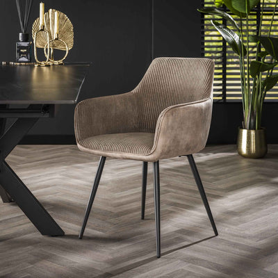 Se tilbud på 2 spisebordsstole i sandfarvet polyester! Billigt udsalg på 3-nordic. Køb online nu! Hurtig levering: 1-2 hverdage. Varenummer: 3NDC-5685. Spar op til 66%.