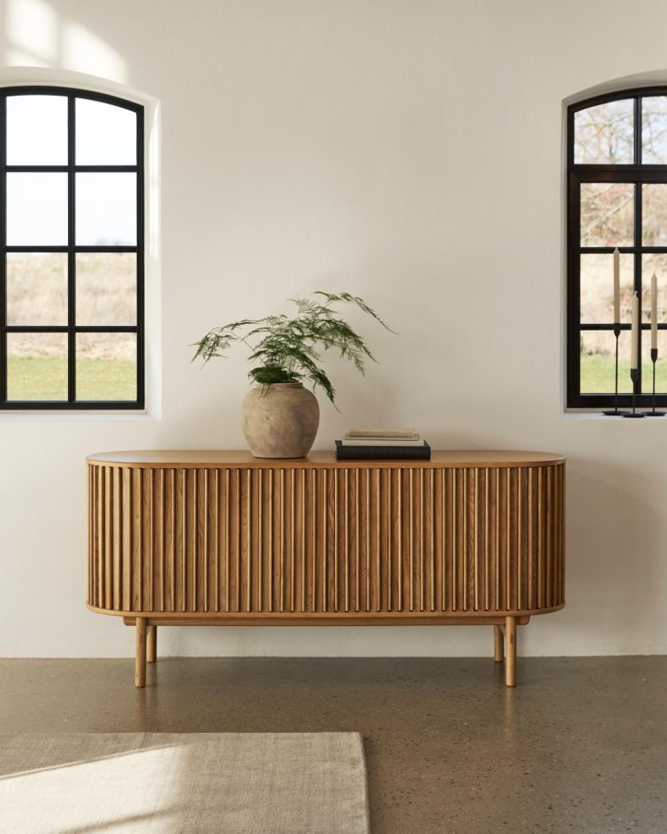Se Carno Skænk - Naturlig Eg med Lameldøre, 160 x 45 x 73 cm ❤ Kæmpe udvalg i Unique furniture - Køb online på udsalg og tilbud lige nu ❤ Meget billig fragt og hurtig levering - Varenummer: Bolig&Haven-53109271757130 og barcode / Ean: 5704745110998 på lager - Udsalg på Op til 61% rabat - Mere end 1.329 populære mærker på udsalg