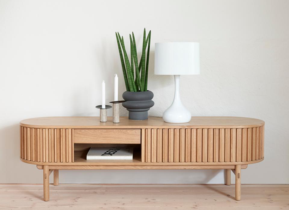 Se Carno TV-bord/Skænk - Naturlig Eg med Skydelåger, 160x45x48cm ❤ Kæmpe udvalg i Unique furniture - Køb online på udsalg og tilbud lige nu ❤ Super billig fragt og lynhurtig levering - Varenummer: Bolig&Haven-53109271888202 og barcode / Ean: 5704745111032 på lager - Udsalg på Store besparelser – op til 77% - Shop over 2.281 kendte brands på udsalg