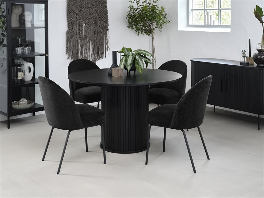 Rundt Nola spisebord Ø120 cm fra Wood by Nordic i egetræsfiner med sorte metaldetaljer
