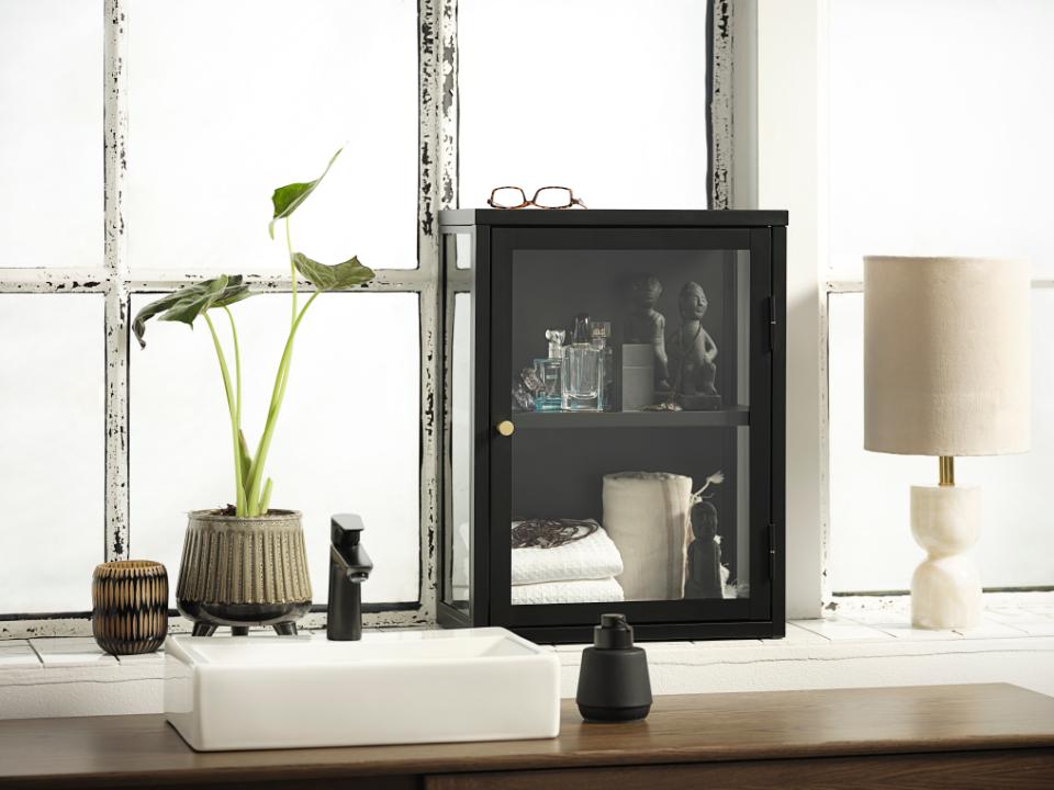 Se Carmel Vægskab - Sort Metal med Glaslåge, 45x60x25cm ❤ Kæmpe udvalg i Unique furniture - Køb online på udsalg og tilbud lige nu ❤ Super billig fragt og lynhurtig levering - Varenummer: Bolig&Haven-53109271134538 og barcode / Ean: 5704745115368 på lager - Udsalg på Få op til 67% i rabat - Shop udsalg fra mere end 1.798 mærker