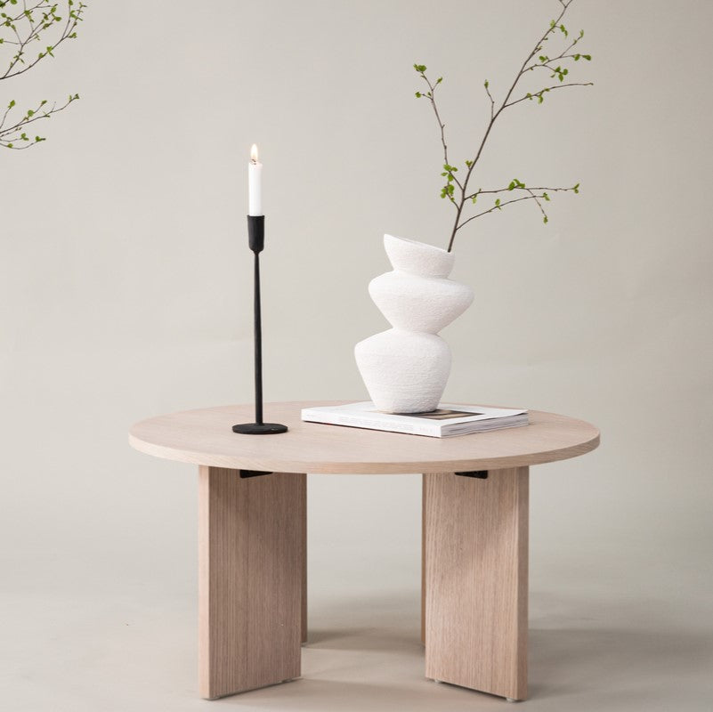 Se Atlas - Sofabord i lyst egefiner, diameter 80 cm. ❤ Kæmpe udvalg i 3-nordic - Køb online på udsalg og tilbud lige nu ❤ Billig fragt • Hurtig levering - Varenummer: 3-nordic-5461 og barcode / Ean: på lager - Udsalg på Dagligstue - Sofaborde - Moderne designs - unikt, nytænkende og individuelt Store besparelser – op til 77% - Shop over 2.281 kendte brands på udsalg