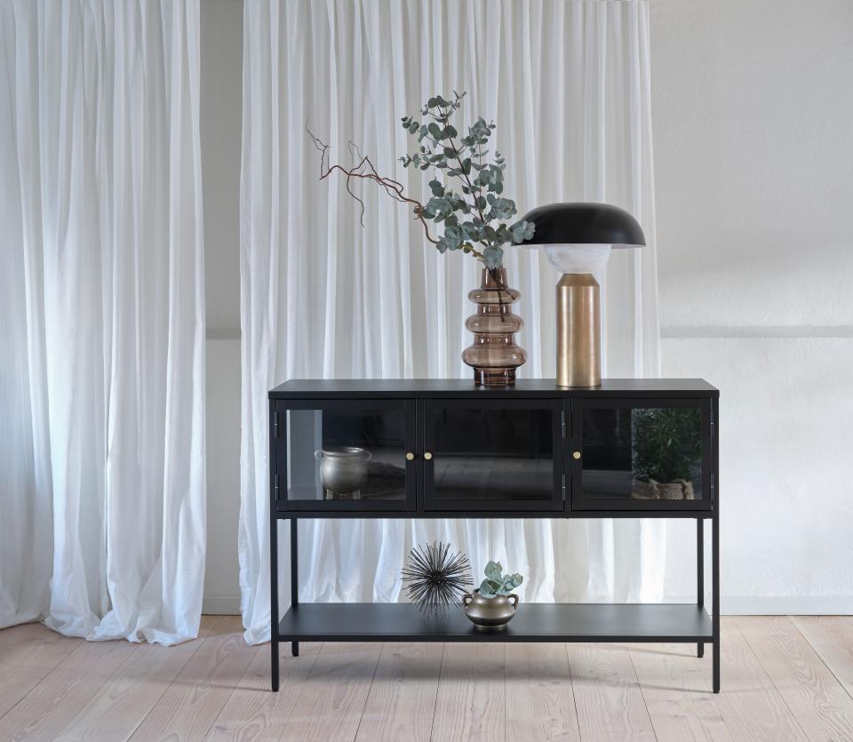Se Carmel Skænk - Sort Metal med 3 Glaslåger og Høje Ben, 132x88x40cm ❤ Kæmpe udvalg i Unique furniture - Køb online på udsalg og tilbud lige nu ❤ Billig fragt • Hurtig levering - Varenummer: Bolig&Haven-53109270937930 og barcode / Ean: 5704745134895 på lager - Udsalg på Store besparelser – op til 67% - Udsalg på mere end 2.281 populære mærker