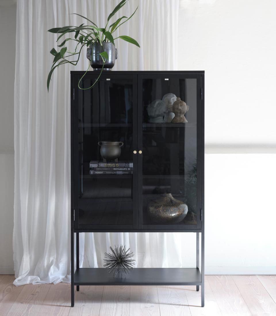 Se Carmel Højskab 160 cm - Sort Metal med 2 Glaslåger og Høje Ben ❤ Kæmpe udvalg i Unique furniture - Køb online på udsalg og tilbud lige nu ❤ Billig fragt • Hurtig levering - Varenummer: Bolig&Haven-53109270643018 og barcode / Ean: 5704745135663 på lager - Udsalg på Få op til 69% i rabat - Over 1.798 brands samlet på udsalg