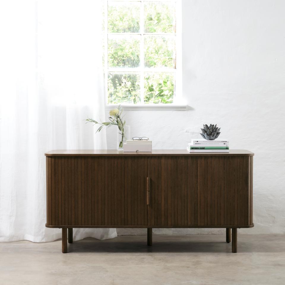 Se Cavo Skænk 160 cm - Røget Eg med Skydelåger ❤ Kæmpe udvalg i Unique furniture - Køb online på udsalg og tilbud lige nu ❤ Billig fragt og hurtig levering - Varenummer: Bolig&Haven-53109272084810 og barcode / Ean: 5704745185446 på lager - Udsalg på Store besparelser – op til 67% - Udsalg på mere end 2.281 populære mærker