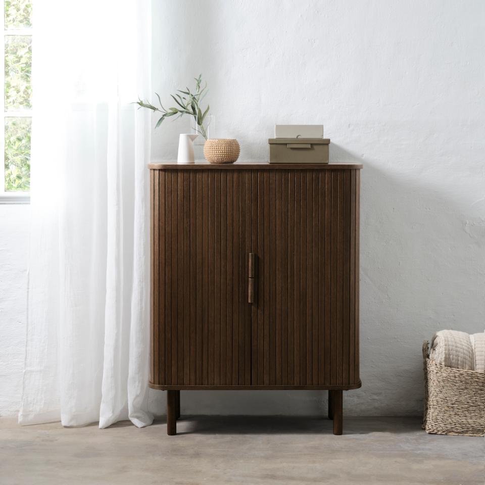 Se Cavo Vitrineskab, Røget Eg, 90x40x113cm ❤ Kæmpe udvalg i Unique furniture - Køb online på udsalg og tilbud lige nu ❤ Hurtig levering til lave fragtpriser - Varenummer: Bolig&Haven-53109271953738 og barcode / Ean: 5704745185637 på lager - Udsalg på Spar helt op til 79% - Stort udsalg på over 739 brands