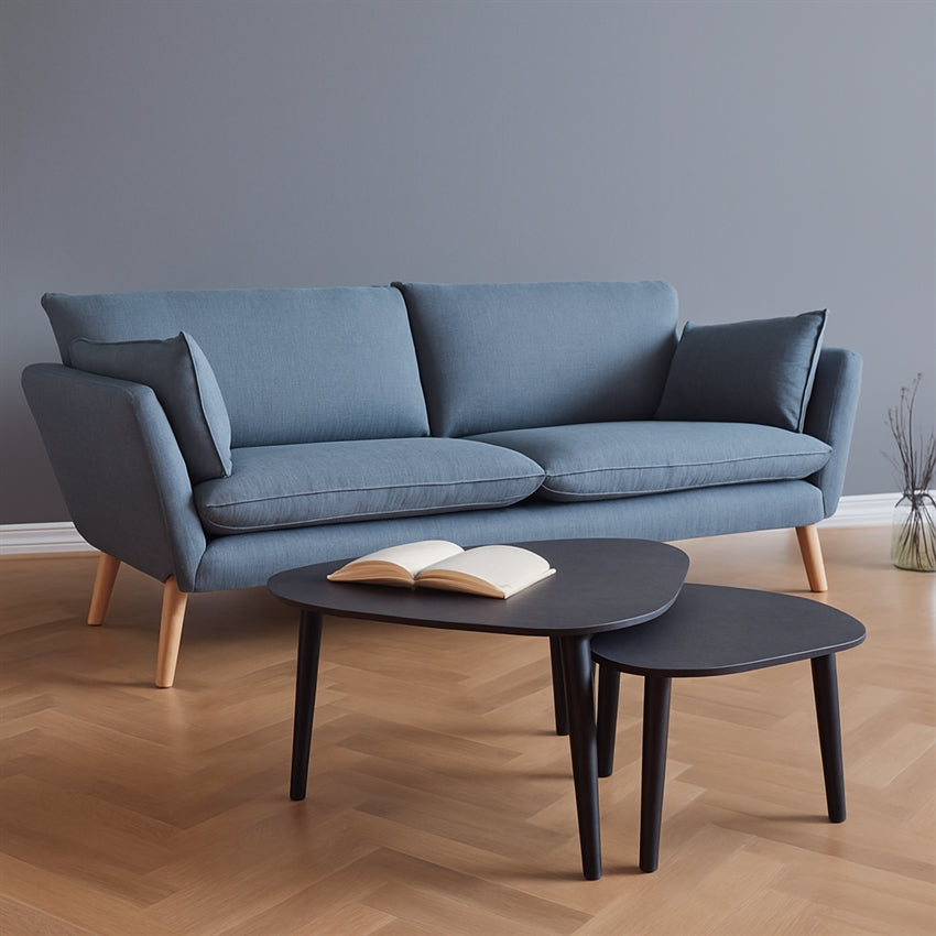 Freja 3-personers sofa i blå stof med skrå armlæn og egetræsben fra Nordly