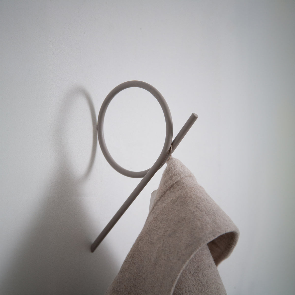 Se Tupaz - Tre knager i silky taupe metal, vælg mellem 3 størrelser 3 stk. mellemstore knager ❤ Kæmpe udvalg i 3-nordic - Køb online på udsalg og tilbud lige nu ❤ Billig fragt • Hurtig levering - Varenummer: 3-nordic-8677-7291 og barcode / Ean: på lager - Udsalg på Entre - Knagerækker Store besparelser – op til 77% - Udsalg på mere end 2.281 populære mærker