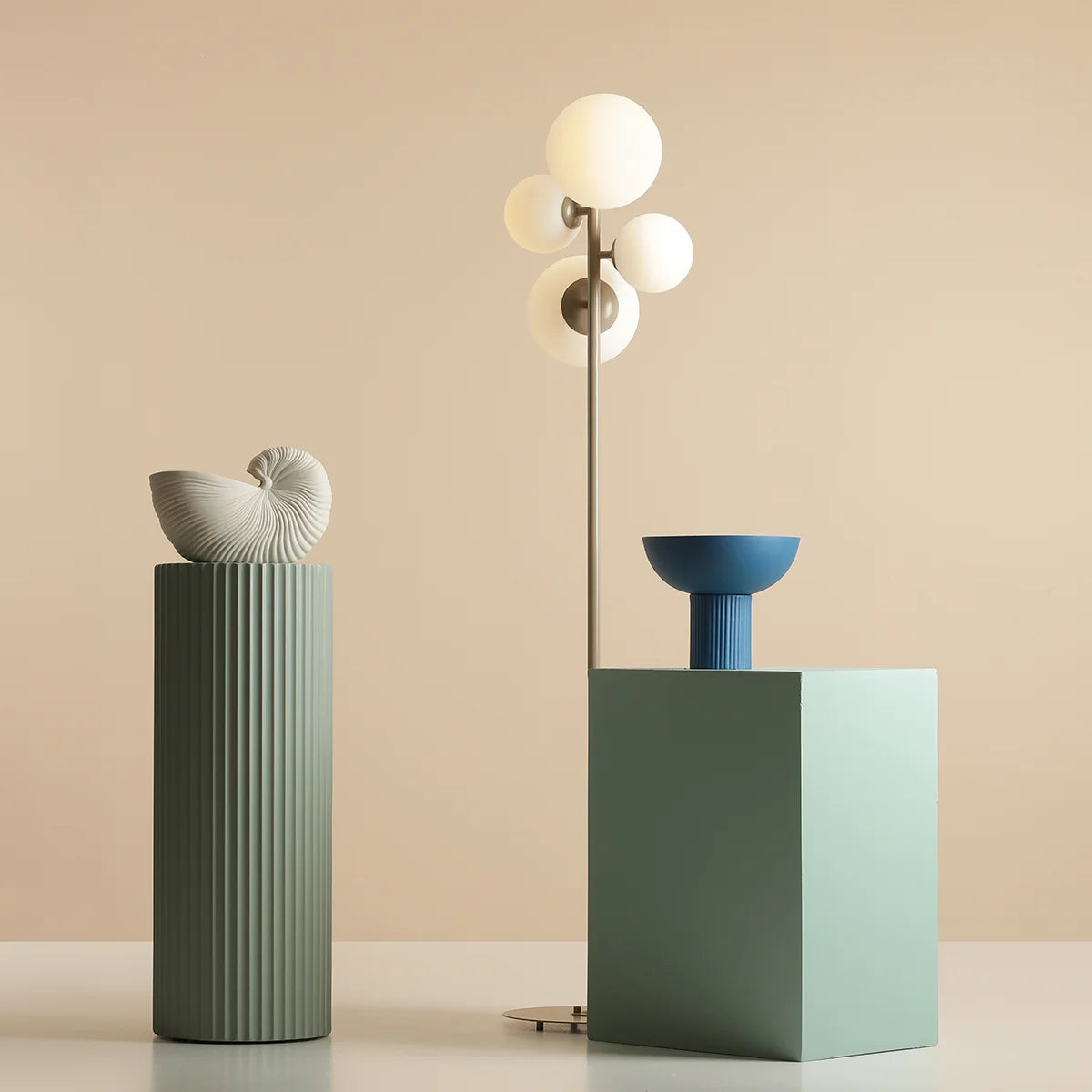 Se Dizzy - Gulvlampe i beigefarvet metal og hvidt glas ❤ Kæmpe udvalg i 3-nordic - Køb online på udsalg og tilbud lige nu ❤ Billig fragt og hurtig levering - Varenummer: 3-nordic-8744 og barcode / Ean: på lager - Udsalg på Lamper - Gulvlamper Spar helt op til 57% - Kæmpe udsalg på over 739 brands