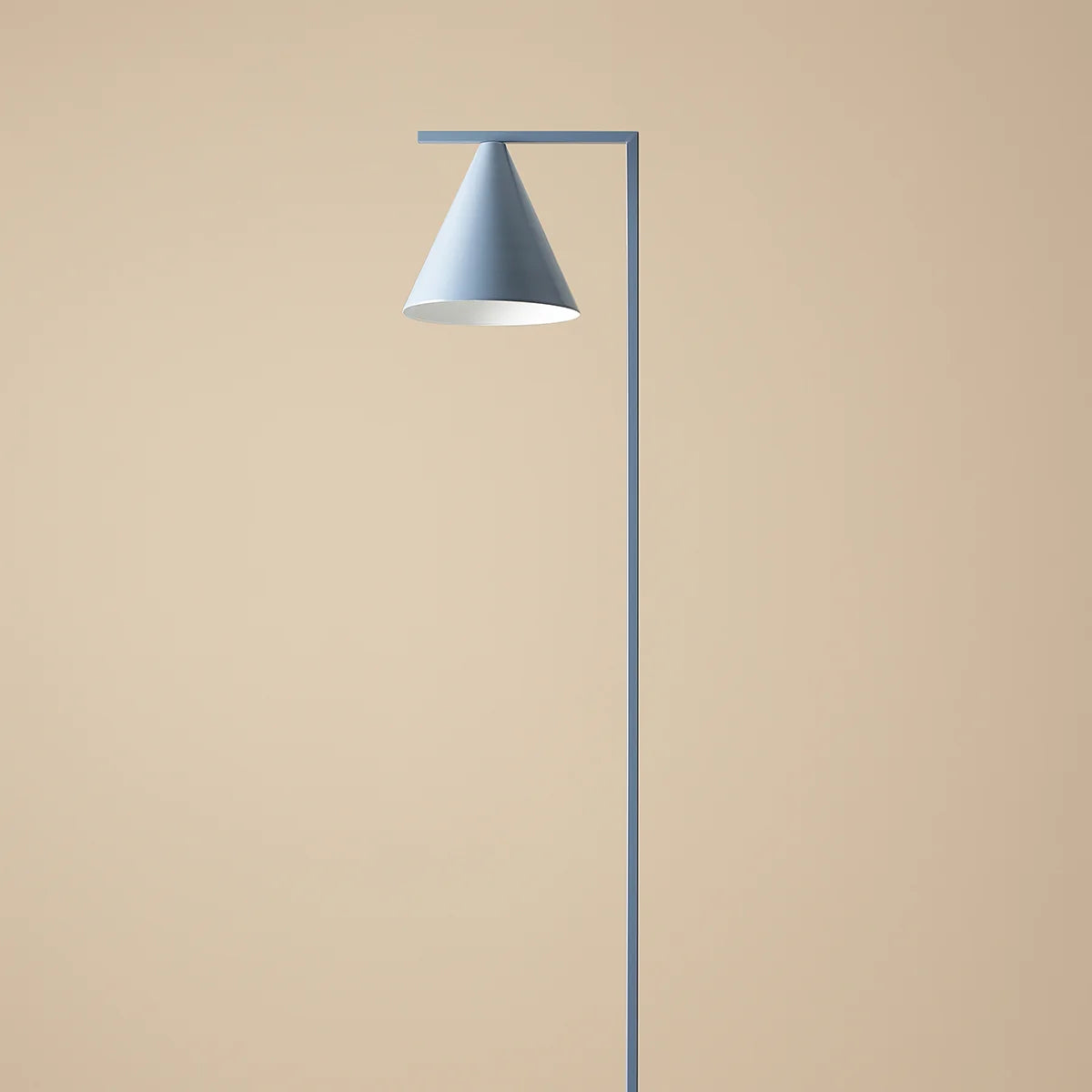Se Frigg- Gulvlampe i støvet blå metal ❤ Kæmpe udvalg i 3-nordic - Køb online på udsalg og tilbud lige nu ❤ Billig fragt og hurtig levering - Varenummer: 3-nordic-4972 og barcode / Ean: på lager - Udsalg på Lamper - Gulvlamper Få op til 67% i rabat - Shop blandt over 2.739 brands