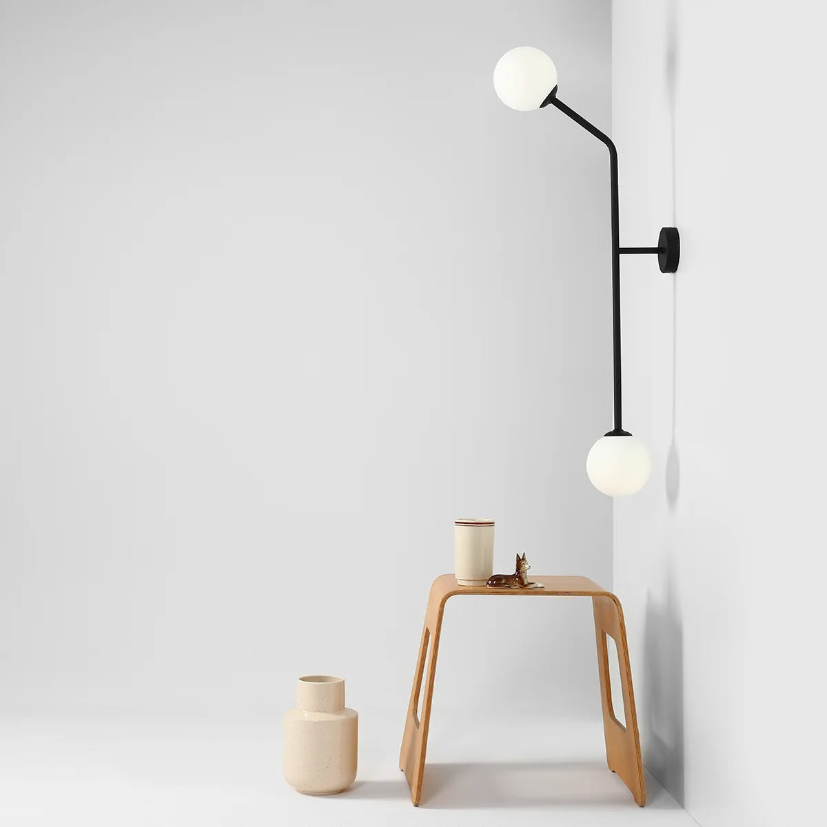 Se Limelight - Væglampe i sort metal og hvidt glas, højde 99 cm ❤ Kæmpe udvalg i 3-nordic - Køb online på udsalg og tilbud lige nu ❤ Super billig fragt og lynhurtig levering - Varenummer: 3-nordic-3347 og barcode / Ean: på lager - Udsalg på Lamper - Væglamper Få op til 67% i rabat - Shop blandt over 2.739 brands