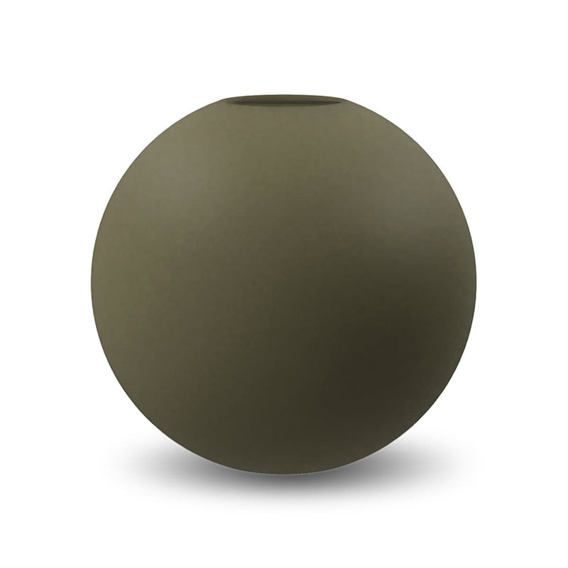 Se Cooee Design Ball vase olive 20 cm ✔ Kæmpe udvalg i Cooee Design ✔ Hurtig levering: 1 - 2 Hverdage samt billig fragt - Varenummer: KTT-501758-01 og barcode / Ean: &