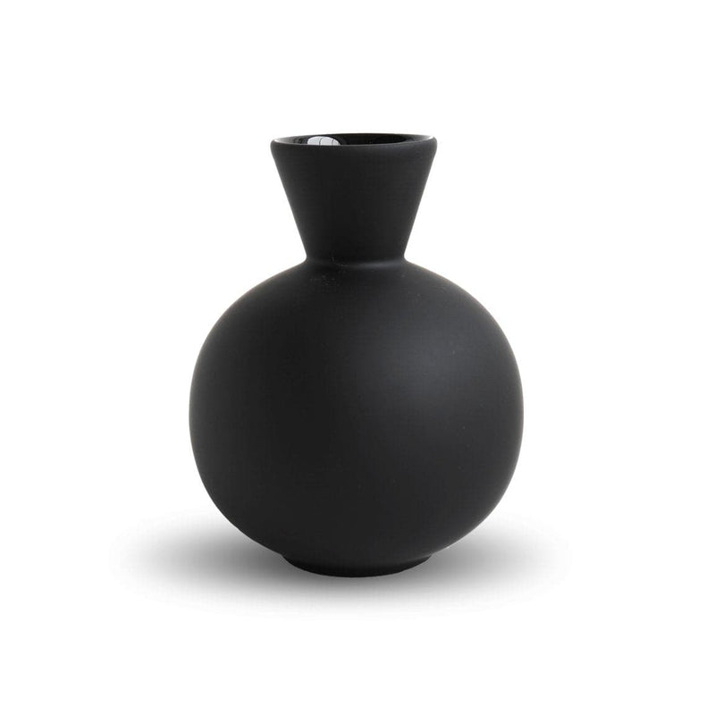 Se Cooee Design Trumpet vase 16 cm Black ✔ Kæmpe udvalg i Cooee Design ✔ Hurtig levering: 1 - 2 Hverdage samt billig fragt - Varenummer: KTT-501767-01 og barcode / Ean: &