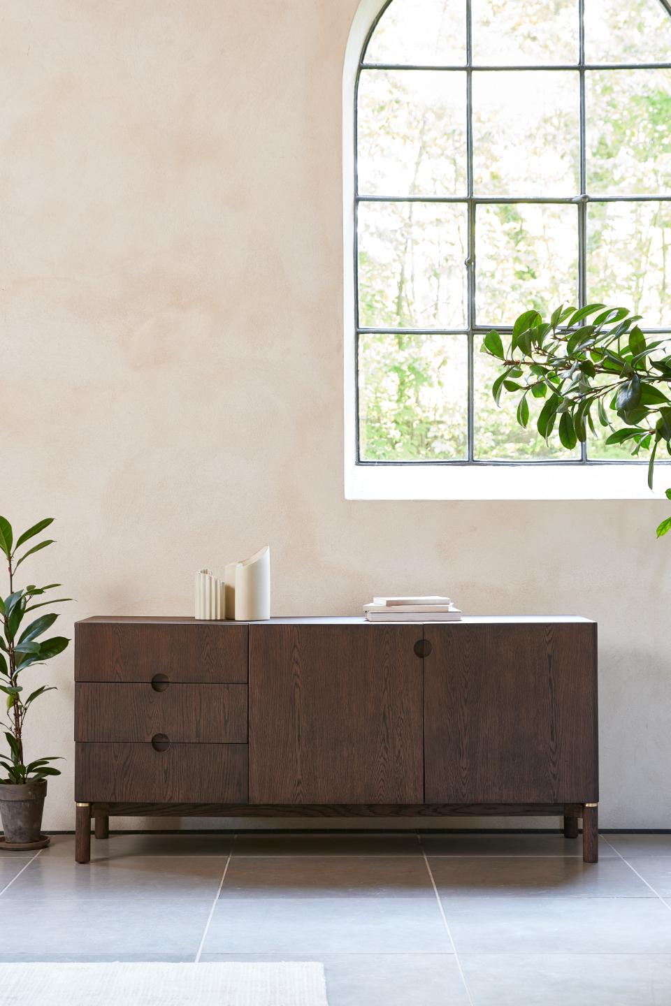 Se Arun Skænk - Espresso Brown Woca Olie, 160x73x45,5cm ❤ Kæmpe udvalg i Unique furniture - Køb online på udsalg og tilbud lige nu ❤ Billig fragt og hurtig levering - Varenummer: Bolig&Haven-53109266350410 og barcode / Ean: 5704745155647 på lager - Udsalg på Op til 61% rabat - Kendte mærker på udsalg – over 1.329 brands