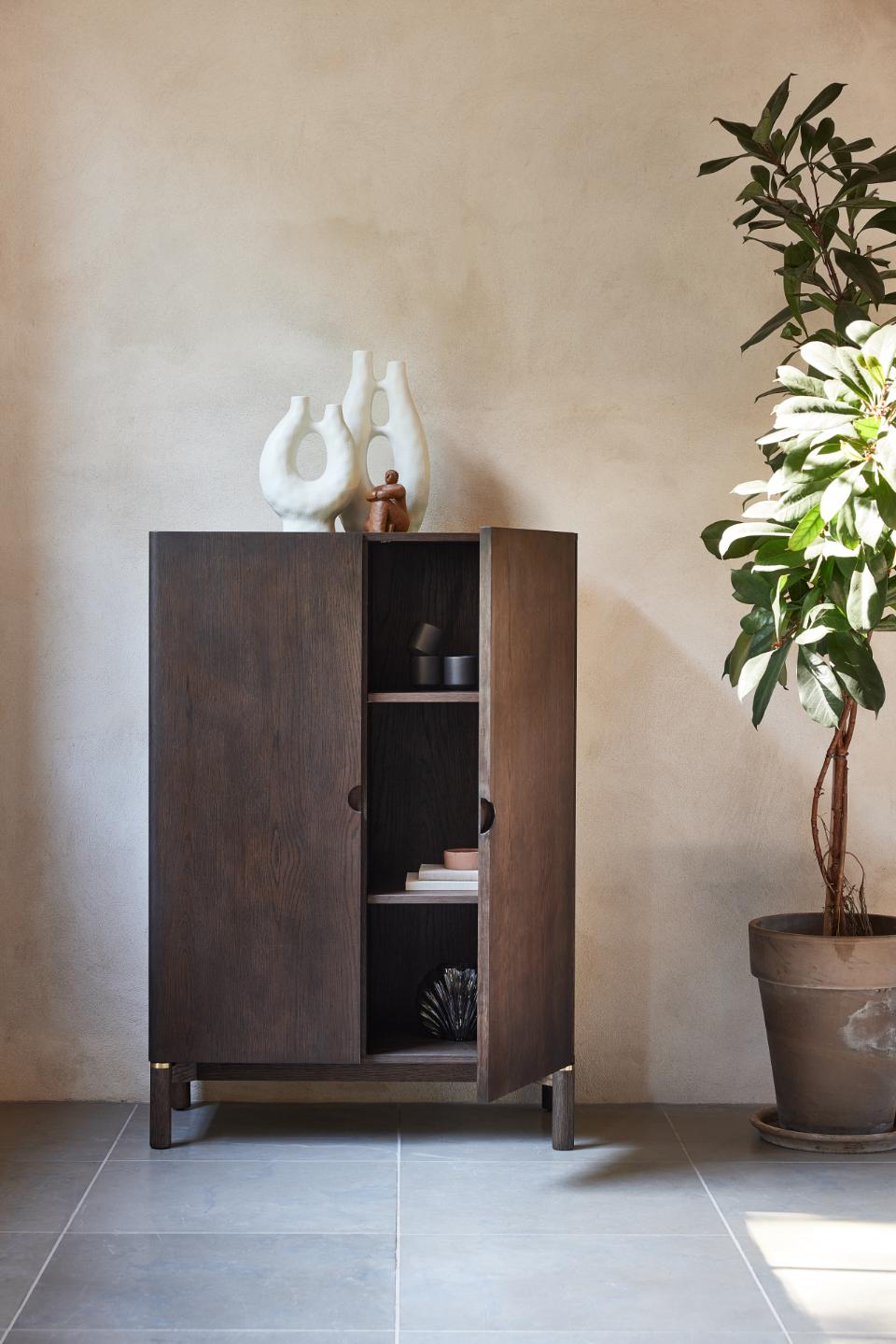 Se Arun Vitrineskab 130 cm - Espresso Brown Woca olie, B90ÃD45,5ÃH 130 cm ❤ Kæmpe udvalg i Unique furniture - Køb online på udsalg og tilbud lige nu ❤ Meget billig fragt og hurtig levering - Varenummer: Bolig&Haven-53109266252106 og barcode / Ean: 5704745155661 på lager - Udsalg på Spar helt op til 73% - Stort udsalg på over 739 brands