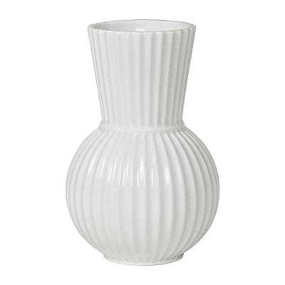 Se Lyngby Porcelæn Lyngby Tura vase hvid 18 cm ✔ Kæmpe udvalg i Lyngby Porcelæn ✔ Hurtig levering: 1 - 2 Hverdage samt billig fragt - Varenummer: KTT-510553-01 og barcode / Ean: '5711507015552 på lager - Udsalg på Indretning - Dekoration - Vaser Spar op til 63% - Over 785 kendte brands på udsalg