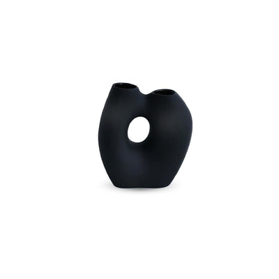 Se Cooee Design Frodig vase 20 cm Black ✔ Kæmpe udvalg i Cooee Design ✔ Hurtig levering: 1 - 2 Hverdage samt billig fragt - Varenummer: KTT-513607-01 og barcode / Ean: '7350057808931 på lager - Udsalg på Indretning - Dekoration - Vaser Spar op til 53% - Over 1334 design brands på udsalg