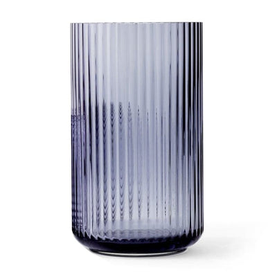Se Lyngby Porcelæn Lyngby vase midnight blue, 25 cm ✔ Kæmpe udvalg i Lyngby Porcelæn ✔ Hurtig levering: 1 - 2 Hverdage samt billig fragt - Varenummer: KTT-542000-01 og barcode / Ean: '5711507222011 på lager - Udsalg på Indretning - Dekoration - Vaser Spar op til 54% - Over 1122 kendte brands på udsalg