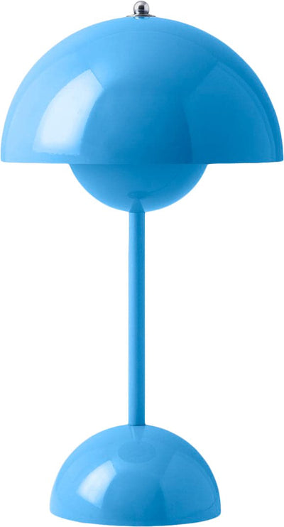 Se &Tradition Flowerpot Portable Lamp VP9, Swim Blue, Magnetic Charger Str Ø: 16cm, H: 29.5cm - Bordlamper ❤ Stort online udvalg i &Tradition ❤ Meget billig fragt og hurtig levering: 1 - 2 hverdage - Varenummer: MGS-S12002649 og barcode / Ean: 5705385036785 på lager - Udsalg på Bolig - Lamper - Bordlamper Spar op til 64% - Over 857 kendte brands på udsalg