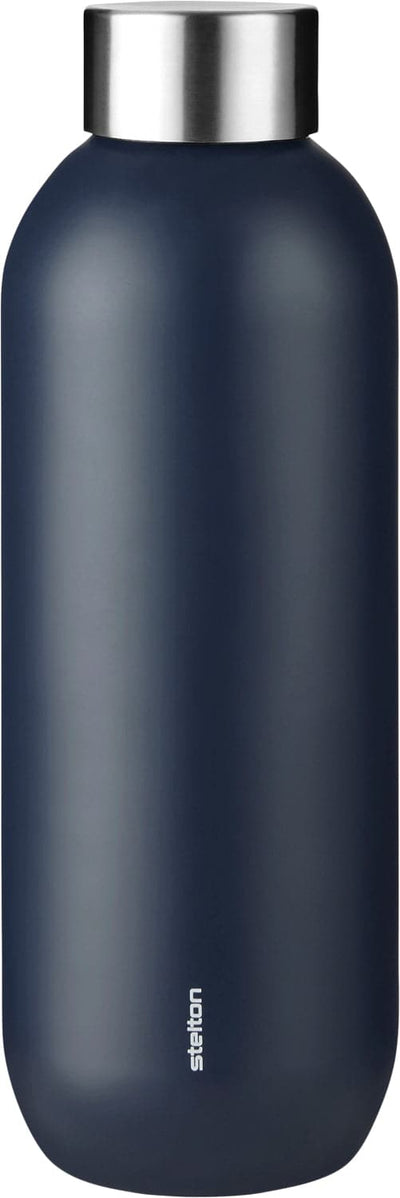 Se Stelton Keep Cool Termoflaske 0.6 l. Soft Deep Ocean - Termoflasker Stål ❤ Stort online udvalg i Stelton ❤ Meget billig fragt og hurtig levering: 1 - 2 hverdage - Varenummer: MGS-S12450879 og barcode / Ean: 5709846032187 på lager - Udsalg på Bolig - Køkkenudstyr - Opbevaring - Termoflasker Spar op til 53% - Over 1334 design mærker på udsalg