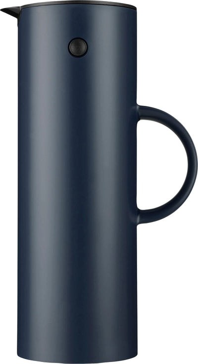 Se Stelton Em77 Termokande 1 l. Soft Deep Ocean - Termokander ❤ Stort online udvalg i Stelton ❤ Meget billig fragt og hurtig levering: 1 - 2 hverdage - Varenummer: MGS-S12450872 og barcode / Ean: 5709846032316 på lager - Udsalg på Bolig - Køkkenudstyr - Kaffe & te - Termokander Spar op til 65% - Over 1334 design brands på udsalg