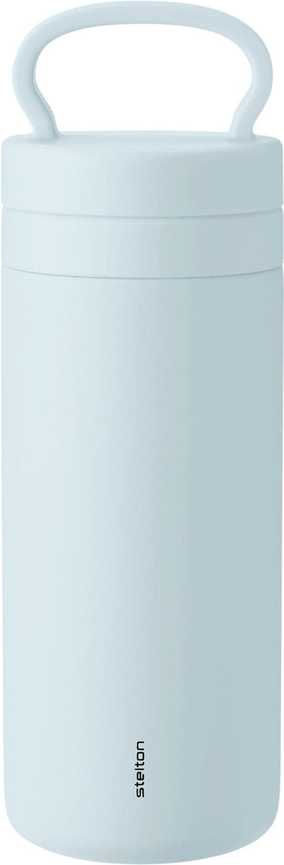 Se Stelton Tabi Termokop 0.4 l. Soft ice Blue - Kopper Med Hank ❤ Stort online udvalg i Stelton ❤ Meget billig fragt og hurtig levering: 1 - 2 hverdage - Varenummer: MGS-S13030781 og barcode / Ean: 5709846032835 på lager - Udsalg på Bolig - Borddækning - Kopper & krus - Kopper med hank Spar op til 55% - Over 1334 design brands på udsalg