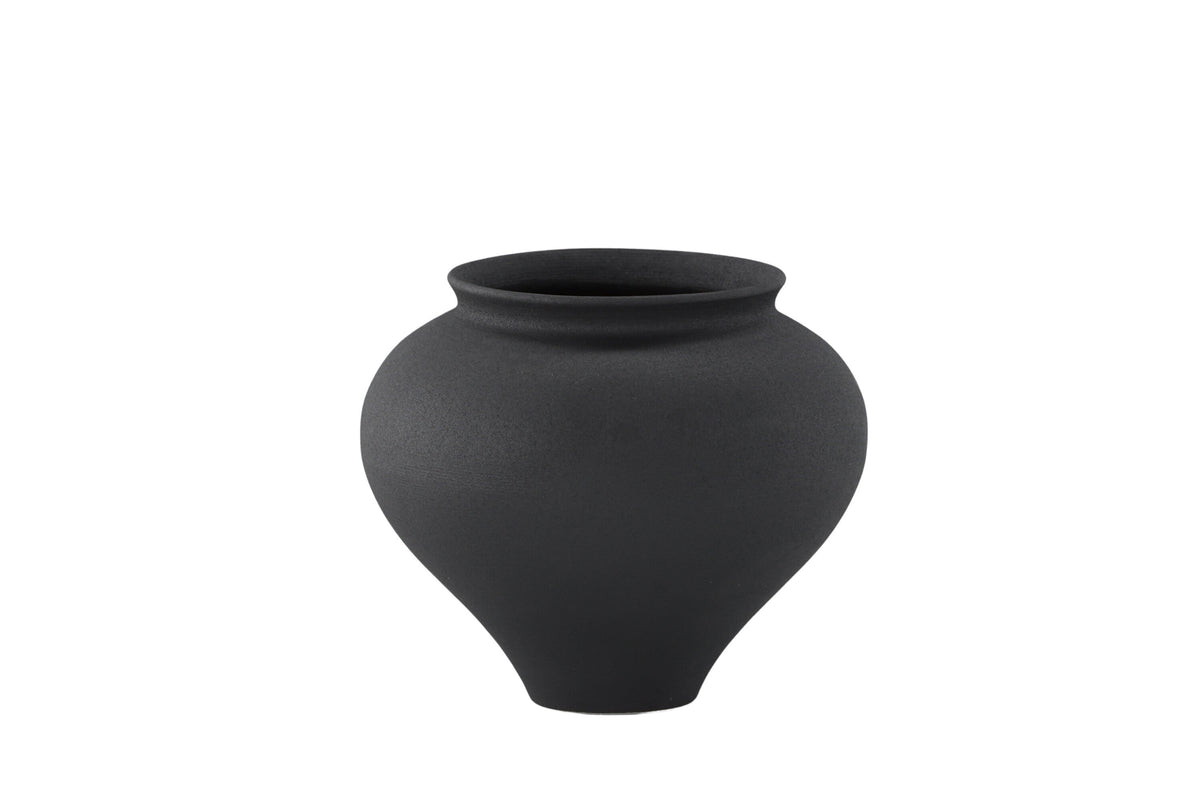 Se VENTURE DESIGN Rellis vase, rund - sort keramik (D11xH18xB18) ❤ Kæmpe udvalg i Venture Design - Køb online på udsalg og tilbud lige nu ❤ Meget billig fragt og hurtig levering: 1 - 2 hverdage - Varenummer: Boboonline-113590 og barcode / Ean: 7340220820730 på lager - Udsalg på Interiør,Dekoration,Vaser, urtepotter og krukker,
Interiør,
Dekoration, Spar op til 51% - Over 785 kendte brands på udsalg