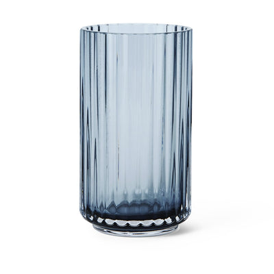 Se Lyngby Porcelæn Lyngby vase glas midnatsblå 12,5 cm ✔ Kæmpe udvalg i Lyngby Porcelæn ✔ Hurtig levering: 1 - 2 Hverdage samt billig fragt - Varenummer: KTT-581696-01 og barcode / Ean: '5711507222066 på lager - Udsalg på Indretning - Dekoration - Vaser Spar op til 52% - Over 1300 kendte brands på udsalg