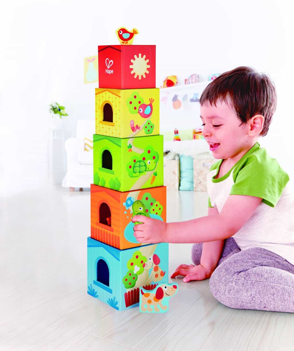 Hape Stacking Tower med dekorerede stabelkasser i pap
