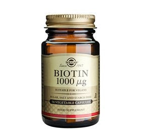 Glas med Solgar Biotin 1000 µg kosttilskud, pakning med 50 kapsler