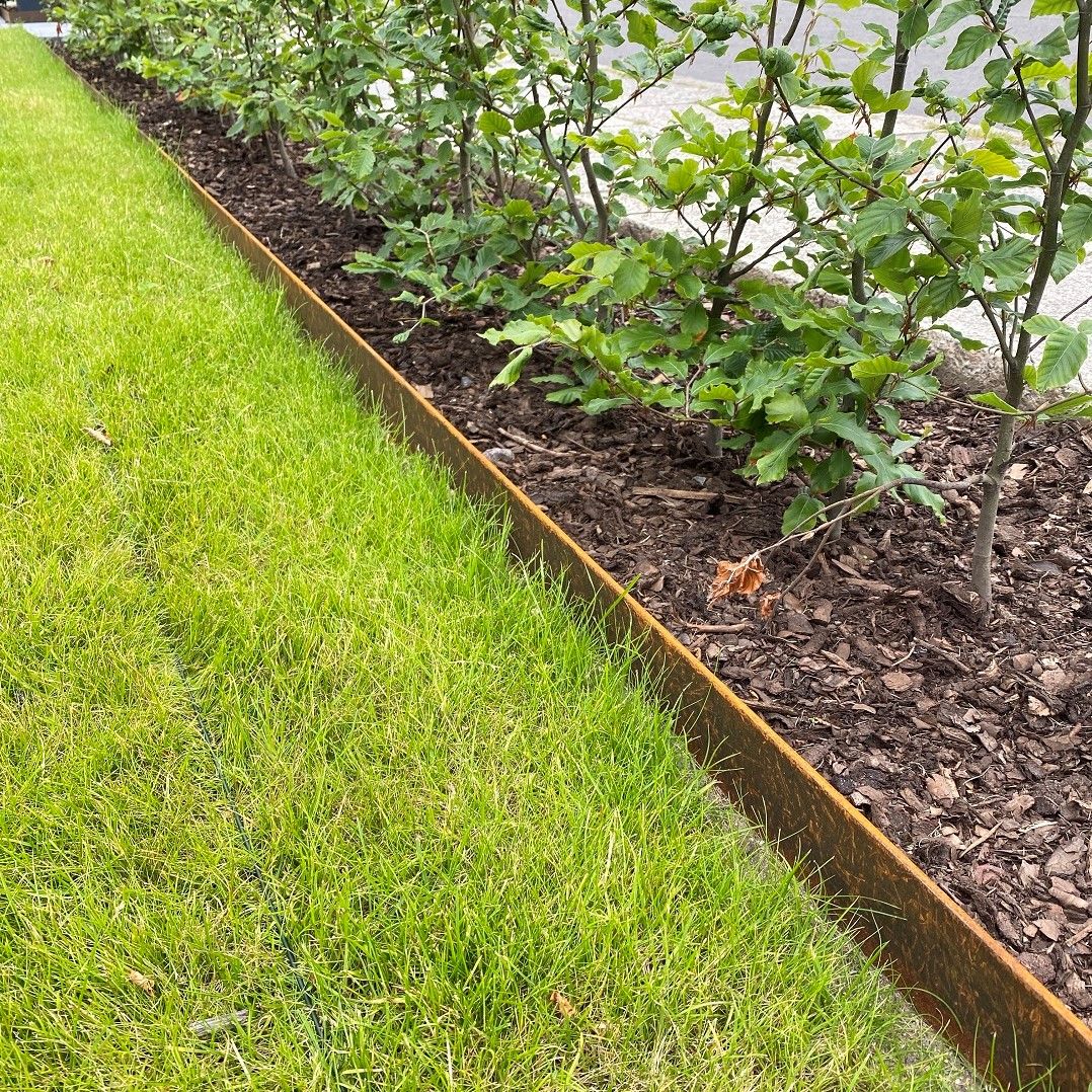 Kantafgrænsning i 5 mm cortenstål, højde 30 cm og længde 200 cm, med huller til samlebeslag