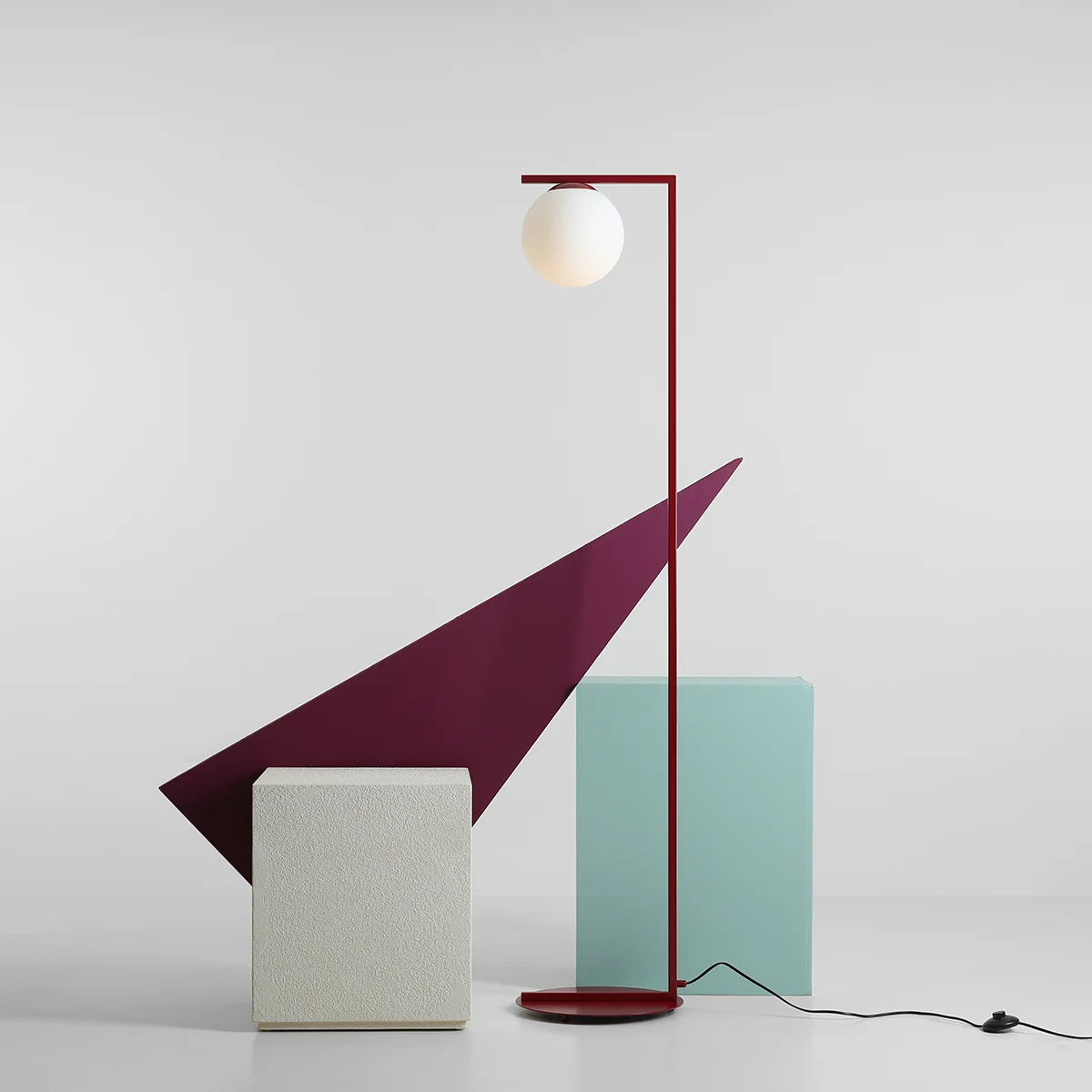Se Moma - Gulvlampe i vinrød metal og hvidt glas ❤ Kæmpe udvalg i 3-nordic - Køb online på udsalg og tilbud lige nu ❤ Meget billig fragt og hurtig levering - Varenummer: 3-nordic-8702 og barcode / Ean: på lager - Udsalg på Lamper - Gulvlamper Spar helt op til 73% - Stort udsalg på over 739 brands