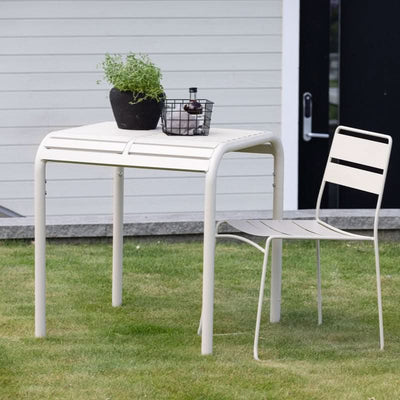Se tilbud på cafebord i hvid aluminium, 70 x 70 cm. Billigt udsalg! Hurtig levering: 1-2 hverdage. Varenummer: 3NDC-5675. Spar op til 59%.